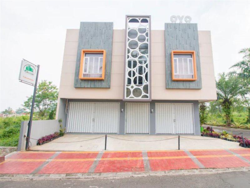 Oyo 871 Aira Costel Hotel Cianjur Exterior photo