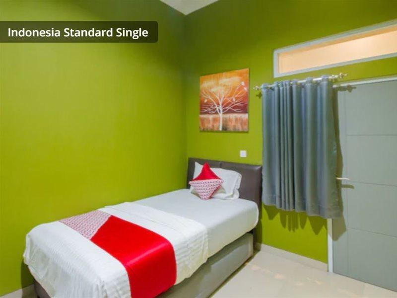 Oyo 871 Aira Costel Hotel Cianjur Exterior photo