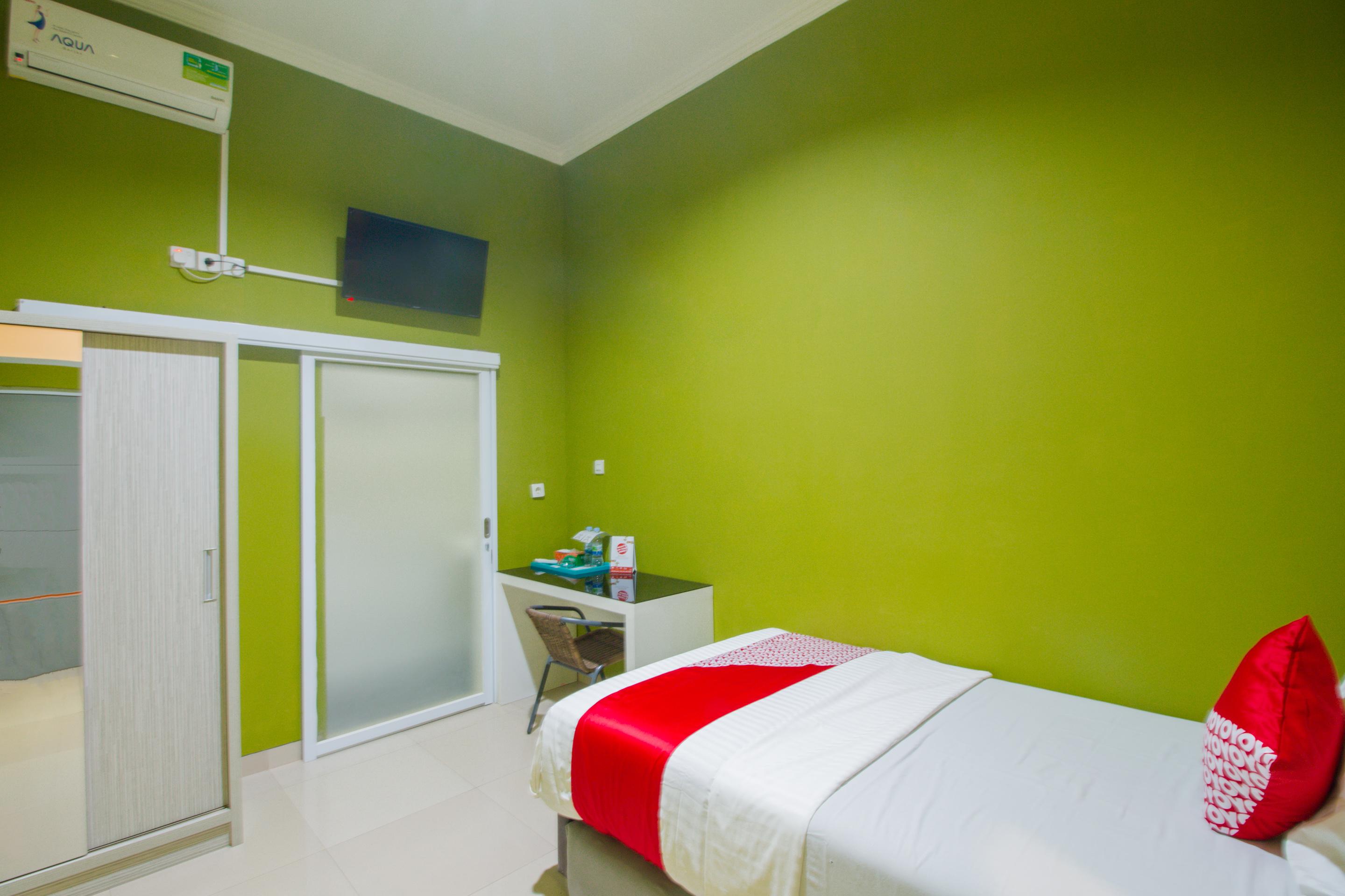 Oyo 871 Aira Costel Hotel Cianjur Exterior photo
