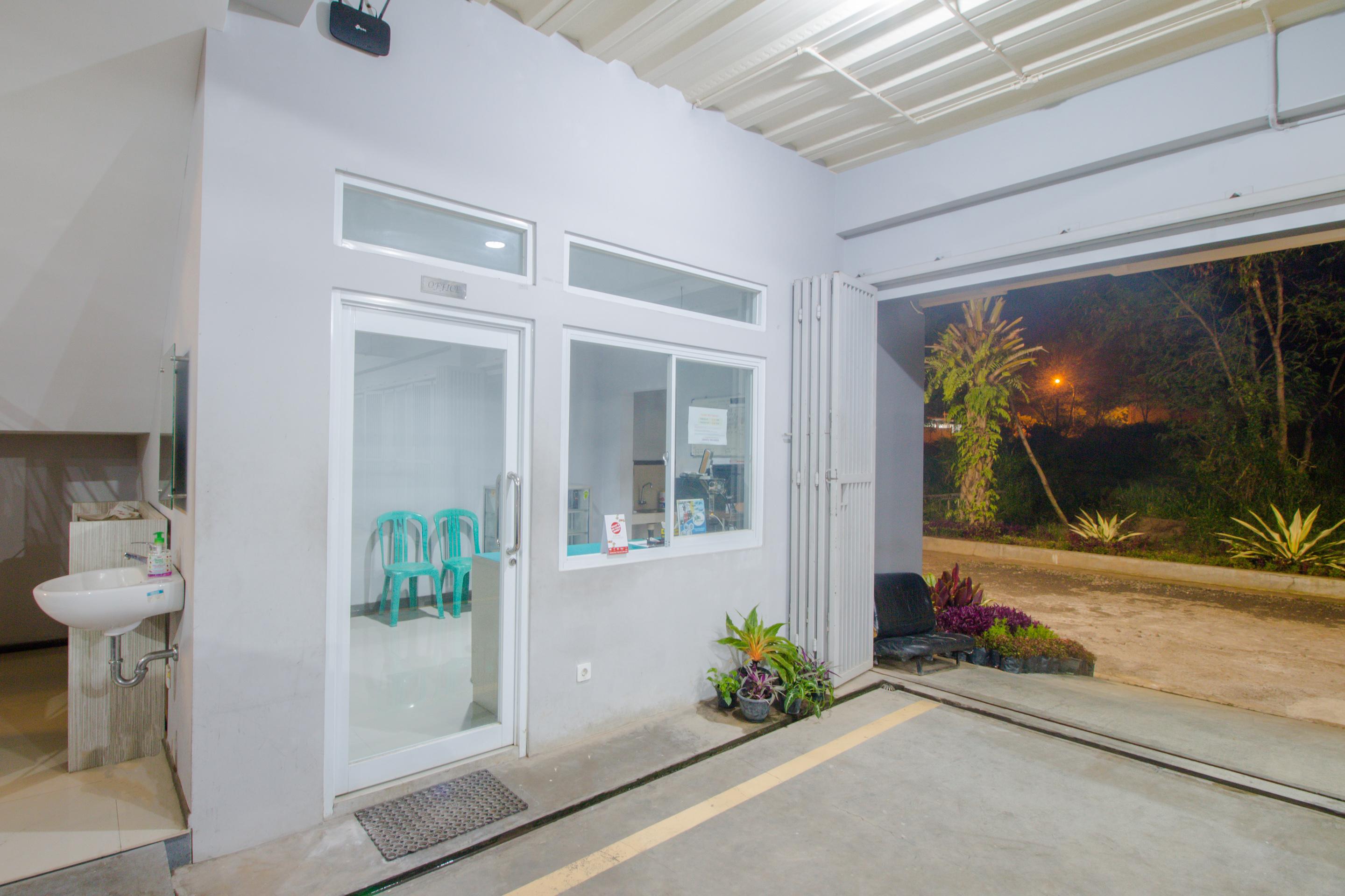 Oyo 871 Aira Costel Hotel Cianjur Exterior photo